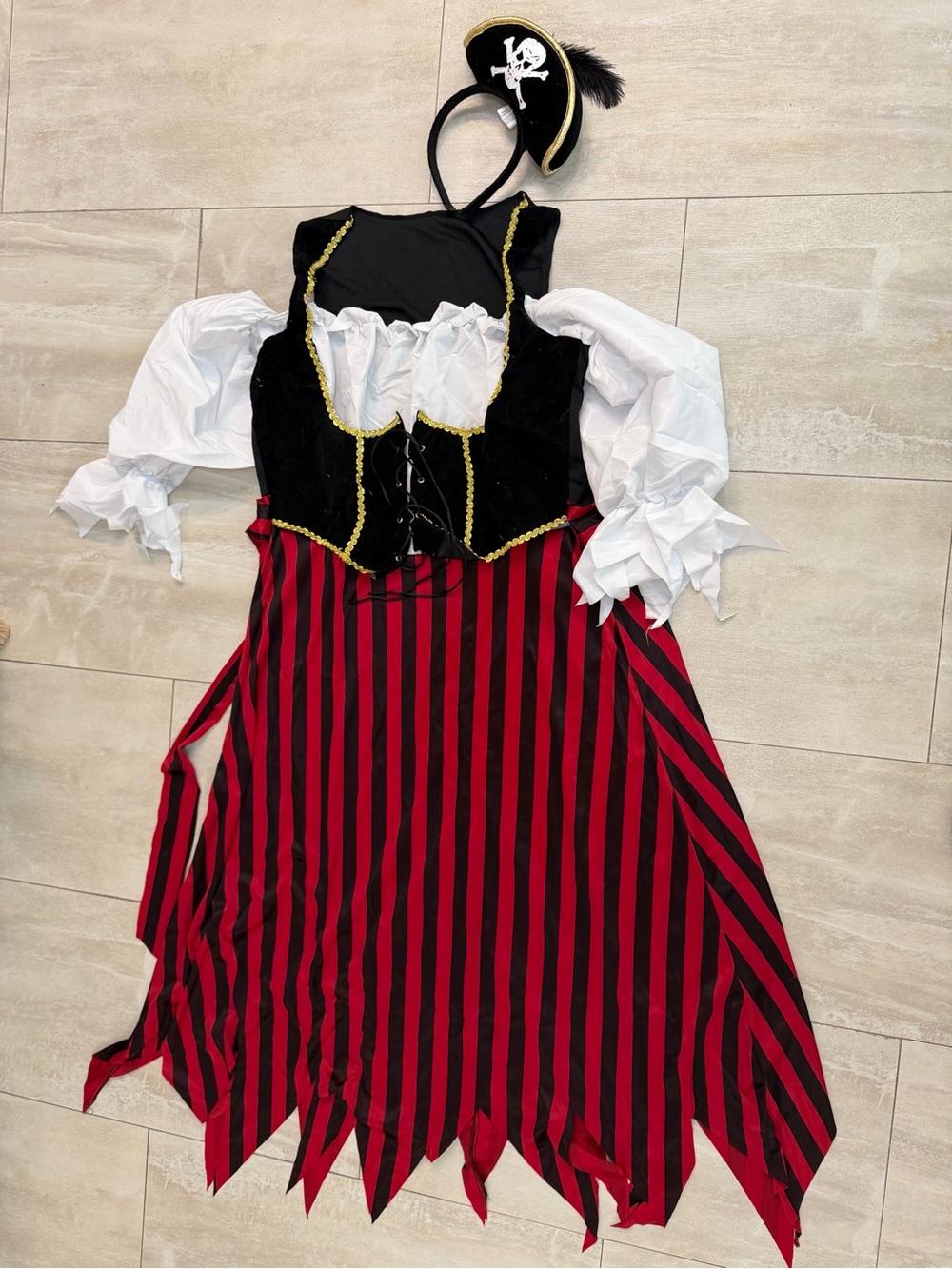 Ladies Pirate outfit including headpiece!! Sz L. Fits Sz 10-12
